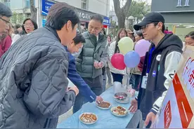 沉浸式打卡体验地方美食，高校举办厨艺大比拼活动图片