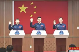 三次飞天的指令长带领两“新人”　涡虫作为研究对象上太空图片