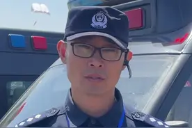 “网红”警犬福仔亮相潍坊风筝节 天赋出众不输高个儿队友图片