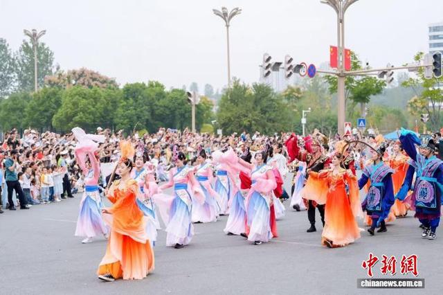 武汉花车巡游迎国庆