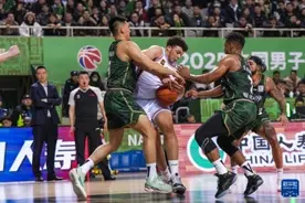 篮球·CBA常规赛：南京头排苏酒不敌上海久事图片
