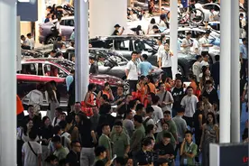 逛成都车展的老外们：来旅游被安利“彩蛋”，百万粉丝网红“代言”新车图片