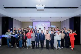 “飞驰上海 见证有我——网络名人走近F1”活动走进嘉定图片