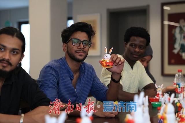 一年四季 泉在济南丨洋学生玩转泉城！看泉水、演皮影，多国留学生沉浸式体验济南泉水文化与非遗魅力