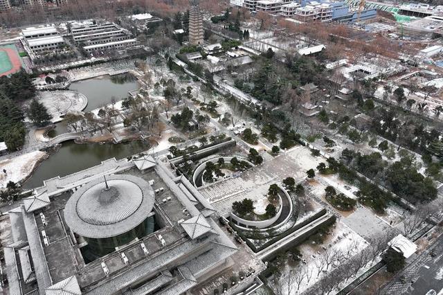 小雁塔雪落成诗 静谧如画