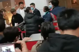女子因航班延迟情绪崩溃，拉扯地勤人员要求起飞，机场：天气原因无法避免图片