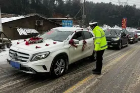 警车暖心护送！这个接亲队伍火了图片