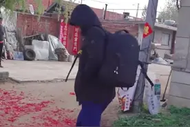 新郎伪装成摄像师“混进”新娘家 网友：算算他用了几条兵法图片