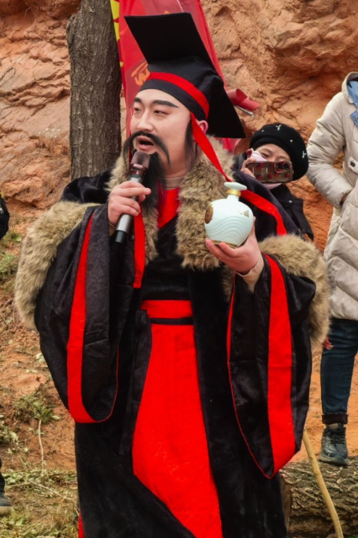 洛阳各界代表赴宁夏固原慰问“东天山来的骆驼队”