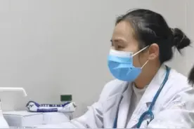 嘴里长了20多颗，传染性极强！最近杭城医院这类患儿明显增多，暑假带孩子出门最好带上它图片