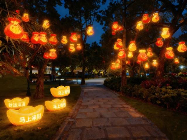 逛灯会啦！就在爱国路花市旁，连续31天！