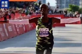 史上首位！她跑进2小时10分！女子马拉松世界纪录被打破！图片
