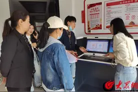 青岛西海岸新区红石崖街道：便民服务零距离 政务服务暖民心图片
