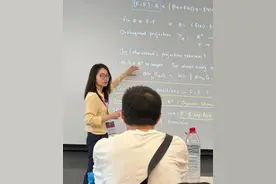 王虹和认真听讲的“韦神”，会是下一个数学“黄金一代”吗？图片