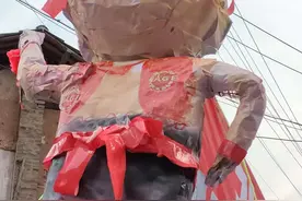 南充非遗蛴蟆节现“潦草哪吒”，当地回应：群众自制拿来烧的，以前还烧过“冰墩墩”图片