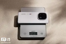 iQOO 13 手机配备等效 6150mAh 蓝海电池图片