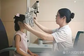 近视门诊迎来学生就诊高峰，医生提醒：冬季眼轴增长快图片