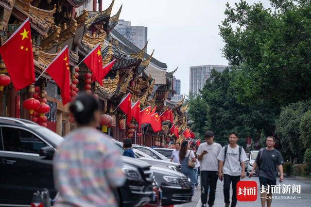 热门打卡地 国庆假期宽窄巷子客流满满｜图集