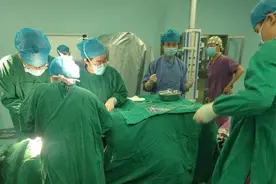 双胎孕妇胎膜早破引发脐带脱垂 医生全程托举与生命赛跑图片