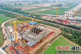 武松高速观音寺长江大桥北岸主塔建设忙图片