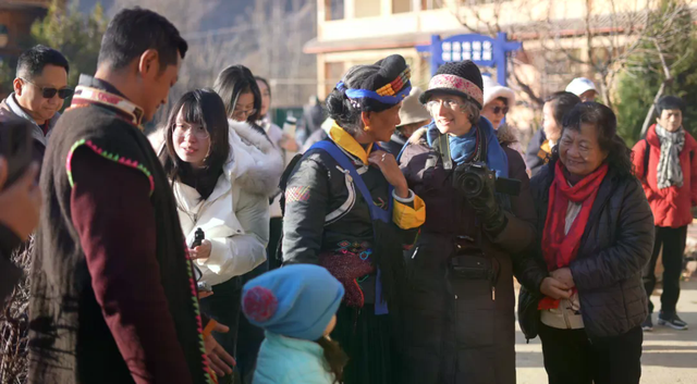 丽江泸沽湖景区：泛舟碧波览山水画卷 沉浸非遗话浓郁年味