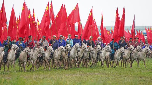 10万人草原暴雨中蹦迪！那达慕开幕式 阿云嘎白袍驭马出场