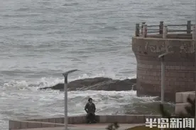 青岛海边风大浪急，请勿靠近图片