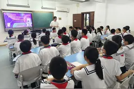 这堂课 他们让机器人听自己指挥图片