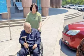 还未过门就开始照顾“比亲闺女照顾得都好”，“好儿媳”杨秀娟照顾瘫痪婆婆17年图片