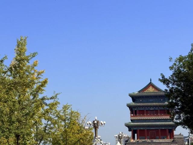 今日北京天朗气清，绚烂色彩勾勒出迷人秋景
