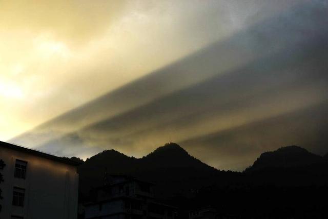 鹤峰秋来风景异 彩虹霞光映容美