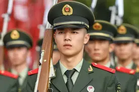 熄灯号丨一名升旗手的故事图片