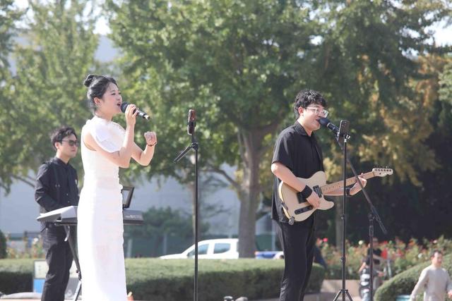 青岛：“欢乐四季”文化惠民专场演出祝福新中国成立76周年