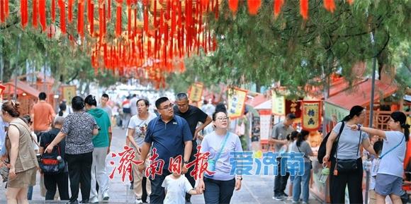 泉城迎来秋凉，游人登临千佛山游玩