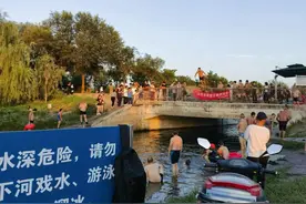 上至六七十，下至五六岁！北京“南城塞纳河”成网红跳水点？图片