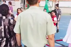 妹妹见到退伍的哥哥接自己放学激动尖叫图片