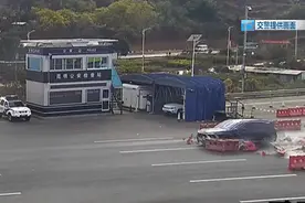 刚过昆明西北收费站，黑色越野车瞬间撞飞一排水马……图片