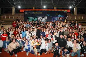 校园里的夜跑活动 竟吸引了奥运五金王参加——上海外国语大学星光夜跑圆满落幕图片