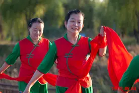 博览组图︱夕阳映照下的舞蹈梦！高青老年大学学员以舞迎重阳，尽显“醉”美风采图片