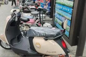 小8跑街|人行道成“电动车仓库” 沣惠南路电动车专卖店占道严重图片