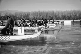 冰上龙舟展现别样健身风采图片