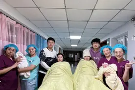 神同步！双胞胎姐妹同日得知怀孕同日顺产，两男婴出生相差仅半小时图片