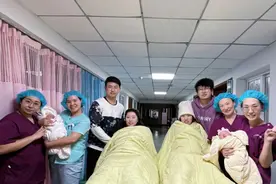 神同步！双胞胎姐妹同日得知怀孕同日顺产，两男婴出生相差仅半小时图片