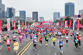 跑出“龙马精神”！2025重庆铜梁马拉松开跑图片