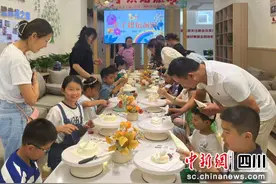 成都青白江：小朋友烘焙糕点参加亲子活动过“六一”图片