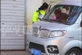 点赞河北｜一件“小事”温暖全城！河北暖心辅警两年多护送学生过马路走红网络图片