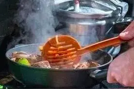 家里那台布满陈年油垢的油烟机，是时候对它动手了图片