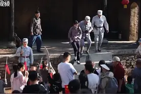 山东一景区模仿亮剑剧情爆火图片