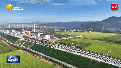 穿山越岭皆成韵，窗外山河次第开