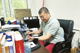 因一段蒙古舞走红网络，姜铁红被称为“网红院长” 他说让更多人了解民族文化很有意义图片